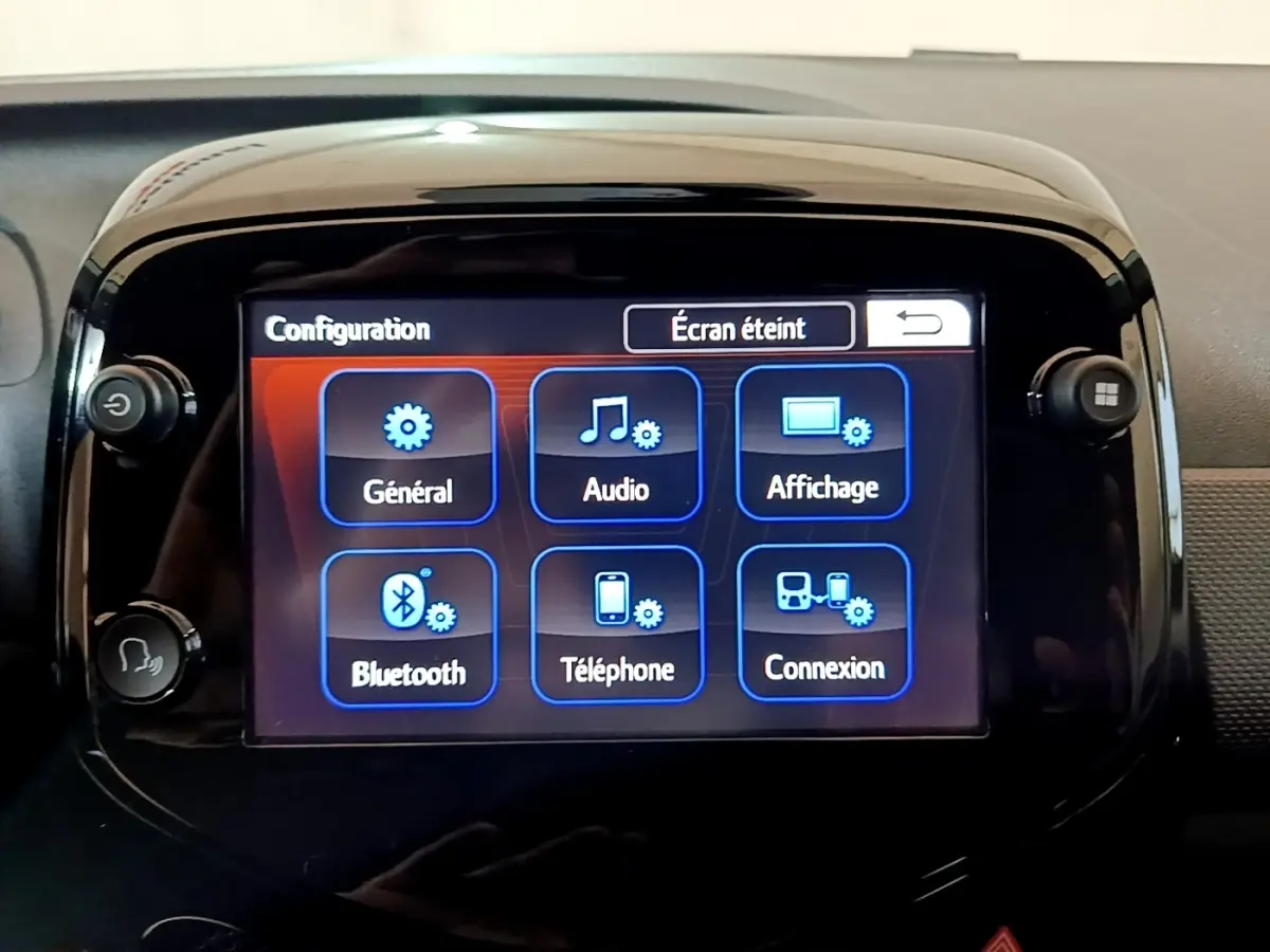 Écran tactile central de la Citroën C1 gris clair, affichant le menu de configuration avec options Bluetooth et audio.