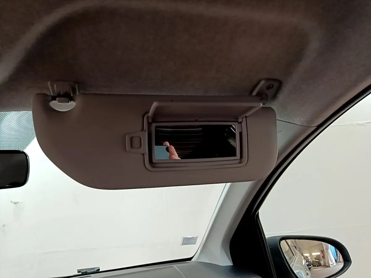 Intérieur de la Citroën C1 2019, vue côté conducteur sur pare-soleil avec miroir de courtoisie ouvert.