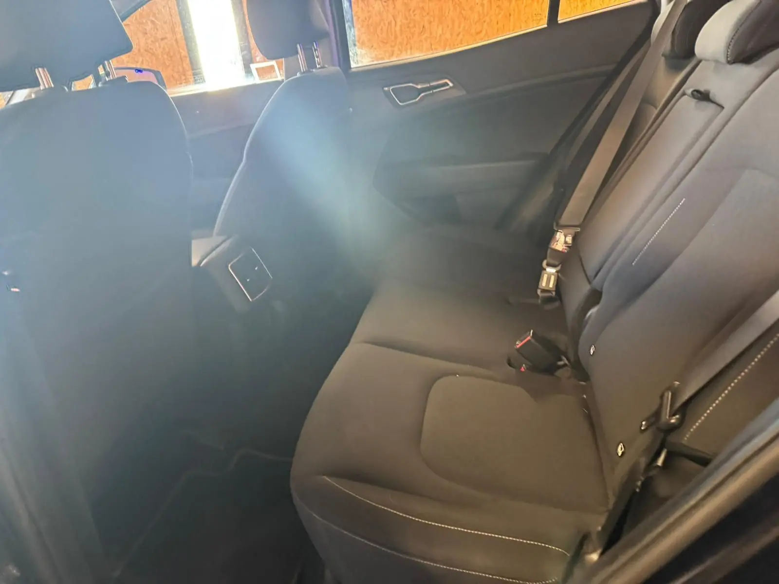 Vue intérieure côté droit des sièges arrière en tissu noir du Kia Sportage 2022, version hybride diesel.