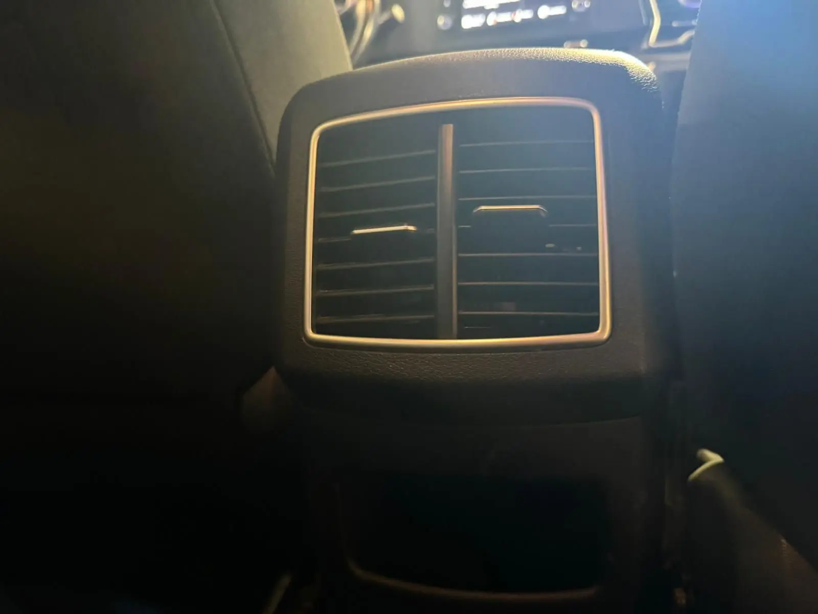 Détail des aérateurs arrière noirs du Kia Sportage 1.6 CRDI 136 BVM6 Motion 2022, intérieur tissu noir.