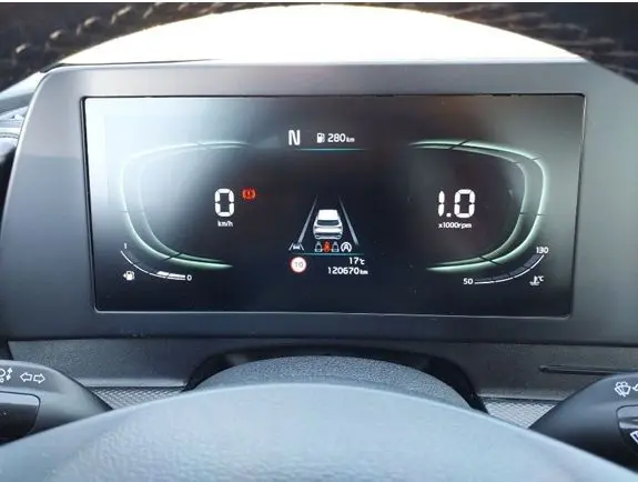 Vue arrière d’un KIA Sportage noir 2022 avec feux arrière allumés et plaque d’immatriculation Distinxion.