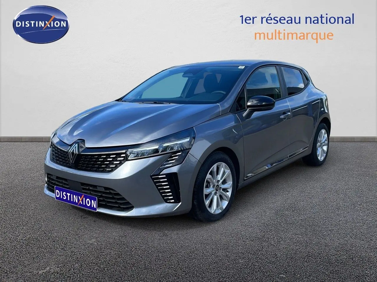 Renault Clio 2025 gris schiste métal vue 3/4 avant droit, avec calandre noire et feux LED distinctifs.