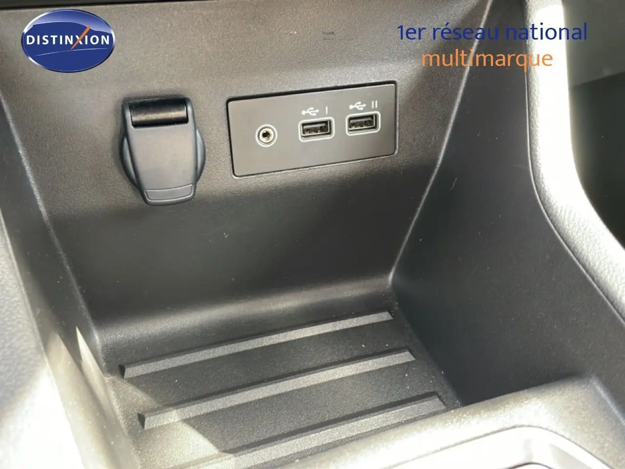 Gros plan sur la console centrale intérieure avec prises USB et prise 12V de la Renault Clio gris schiste.