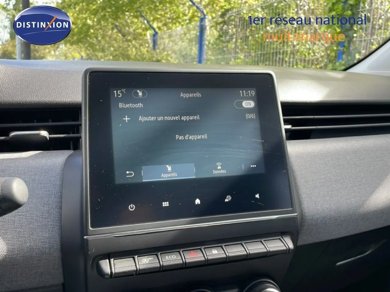 Vue intérieure centrée sur l'écran tactile du tableau de bord de la Renault Clio 2025, finition gris schiste métal.