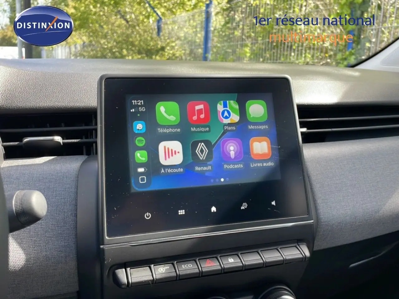 Vue rapprochée de l’écran tactile central de la Renault Clio 2025 avec interface Apple CarPlay active.