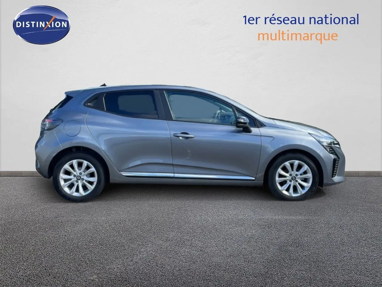 Profil droit d'une Renault Clio 2025 gris schiste métal avec jantes alliage et vitres teintées.