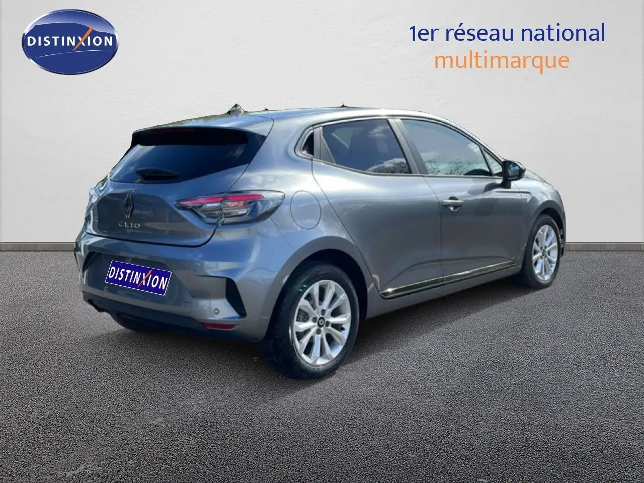 Renault Clio gris schiste métal vue 3/4 arrière droit, jantes alliage et vitres teintées visibles.