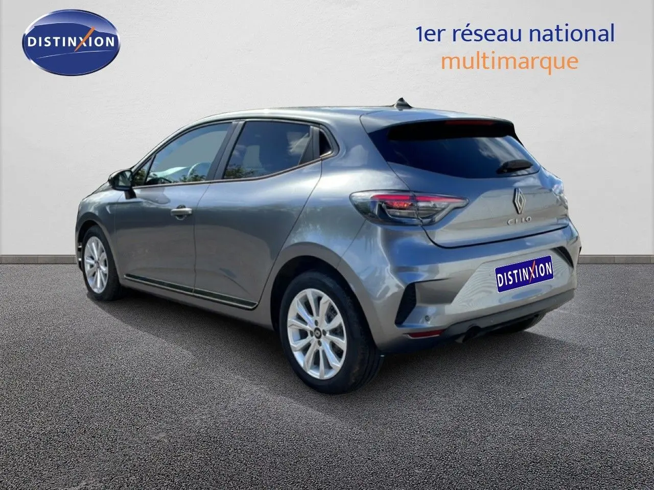 Renault Clio gris schiste métal vue 3/4 arrière droit, feux LED et jantes alliage 16 pouces visibles.