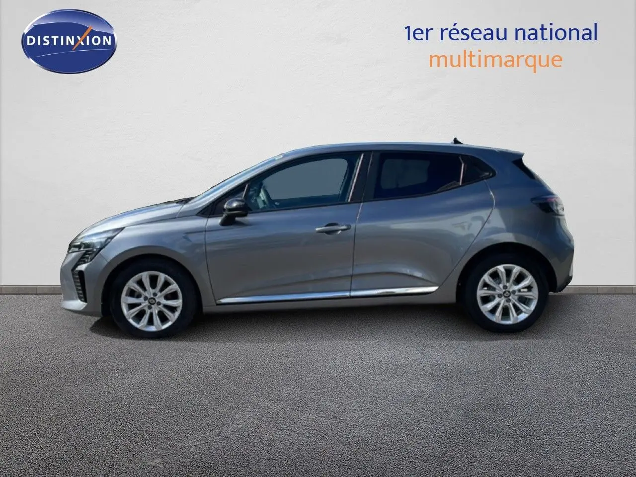 Profil droit d'une Renault Clio 2025 gris schiste métal avec jantes alliage et lignes épurées.