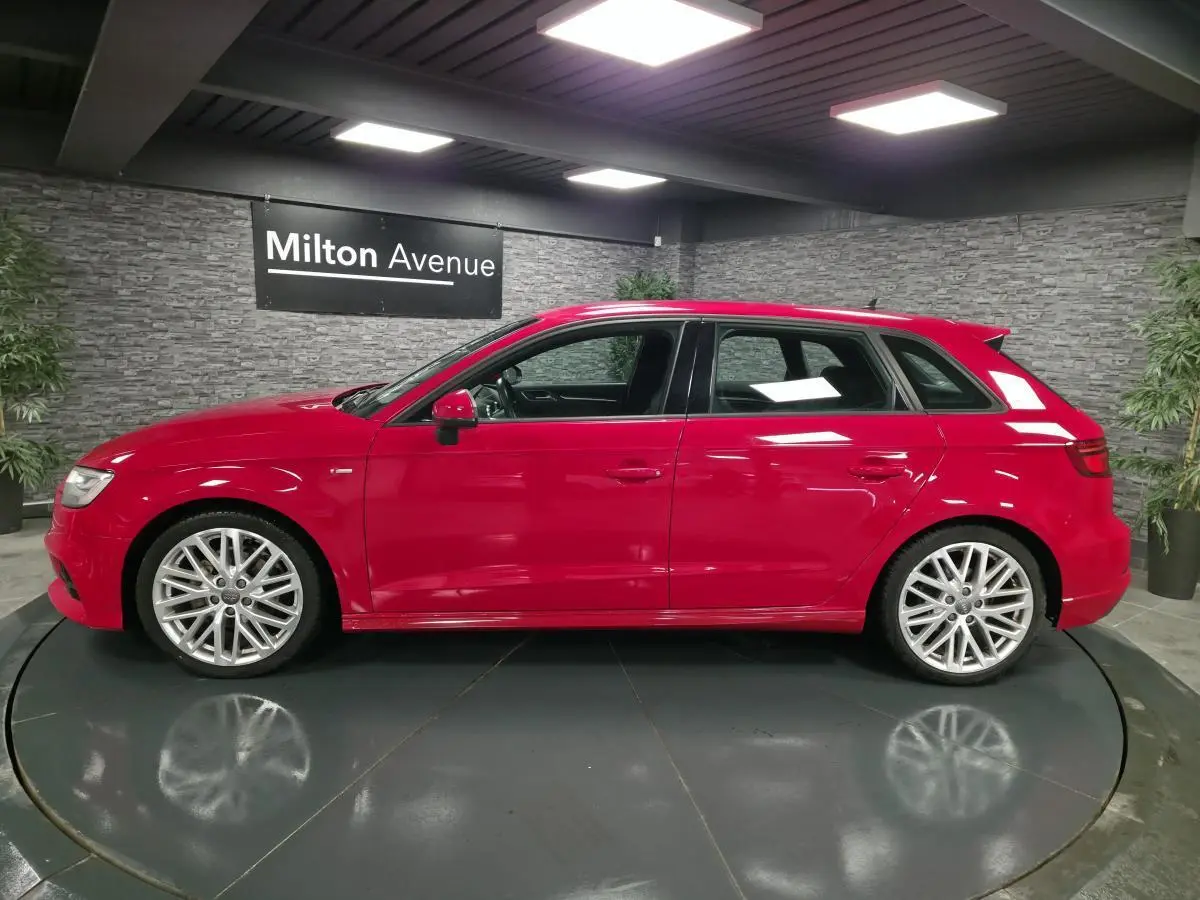 Audi A3 Sportback rouge vue de profil côté gauche avec jantes Audi Sport 10 branches en aluminium coulé.