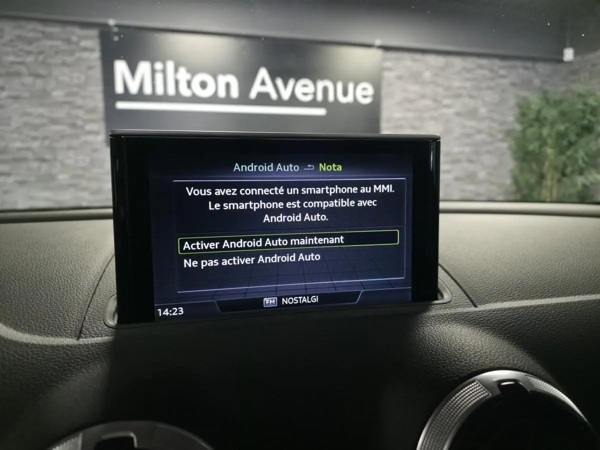 Écran central du système multimédia Audi MMI affichant l'activation d'Android Auto, intérieur noir.