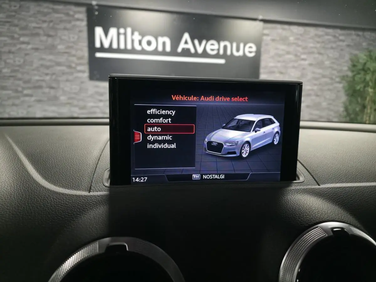 Écran central intérieur montrant le menu Audi drive select avec une Audi A3 Sportback grise en illustration.