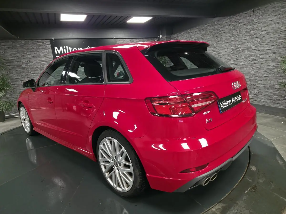 Audi A3 Sportback rouge vue 3/4 arrière droit avec jantes Audi Sport 10 branches et becquet S line.