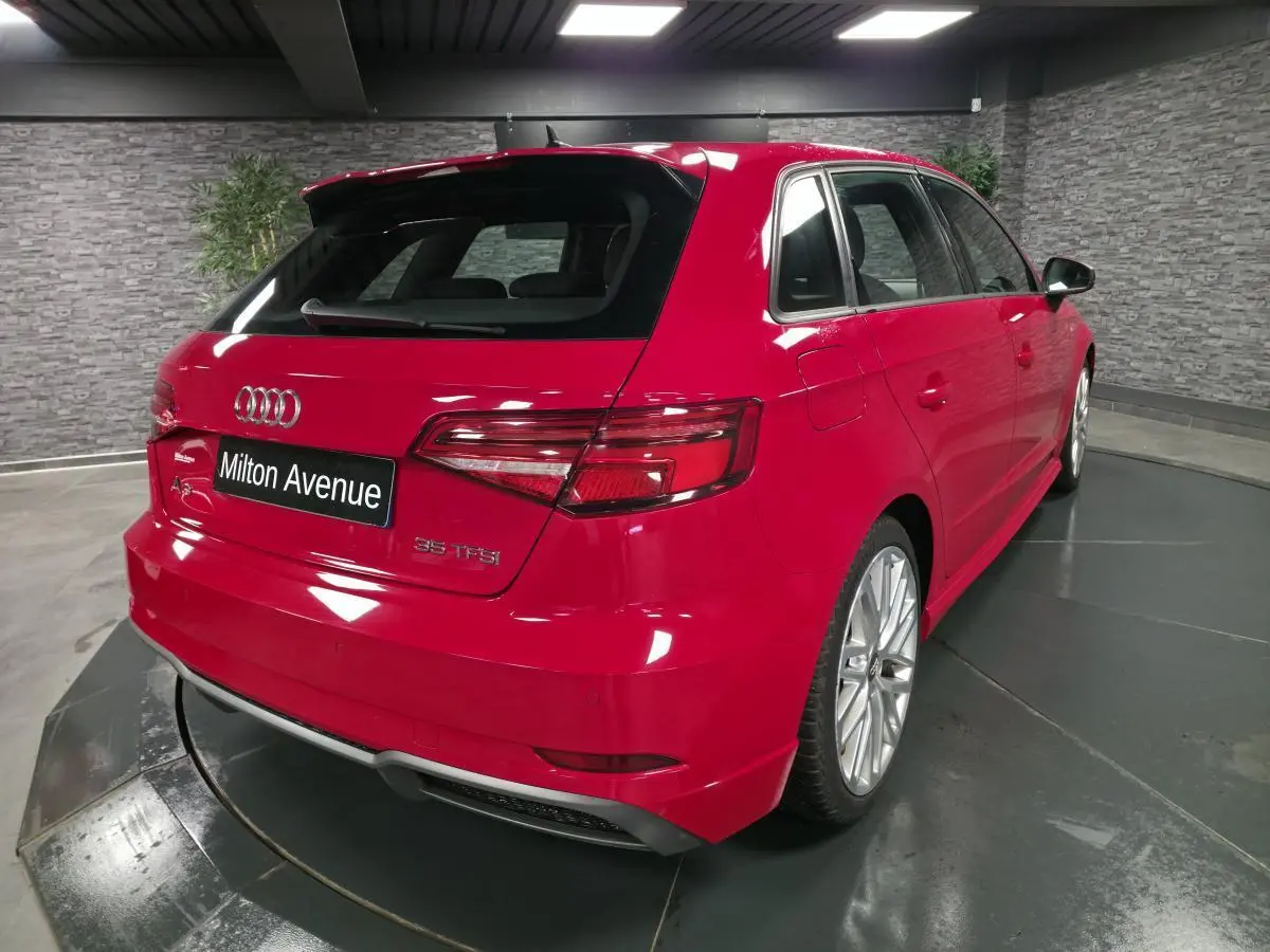 Audi A3 Sportback rouge vue 3/4 arrière droit avec jantes Audi Sport 10 branches et becquet S line.