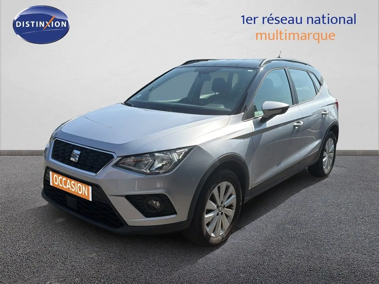 SEAT Arona gris urbain avec toit noir, vue 3/4 avant droit, mettant en valeur ses lignes modernes et ses jantes alliage.