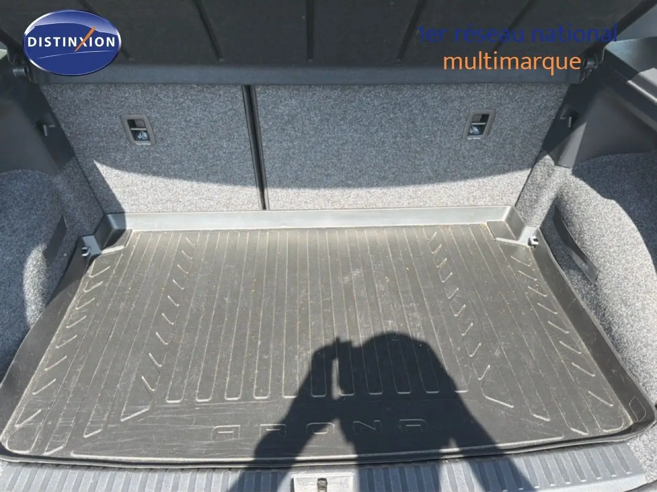 Vue intérieure du coffre du SEAT Arona gris urbain, montrant le tapis de protection en caoutchouc.