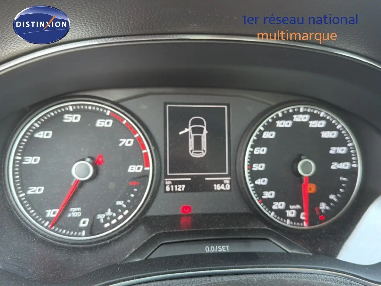 Tableau de bord du SEAT Arona 2018 montrant le compteur de vitesse et de régime avec affichage digital central.