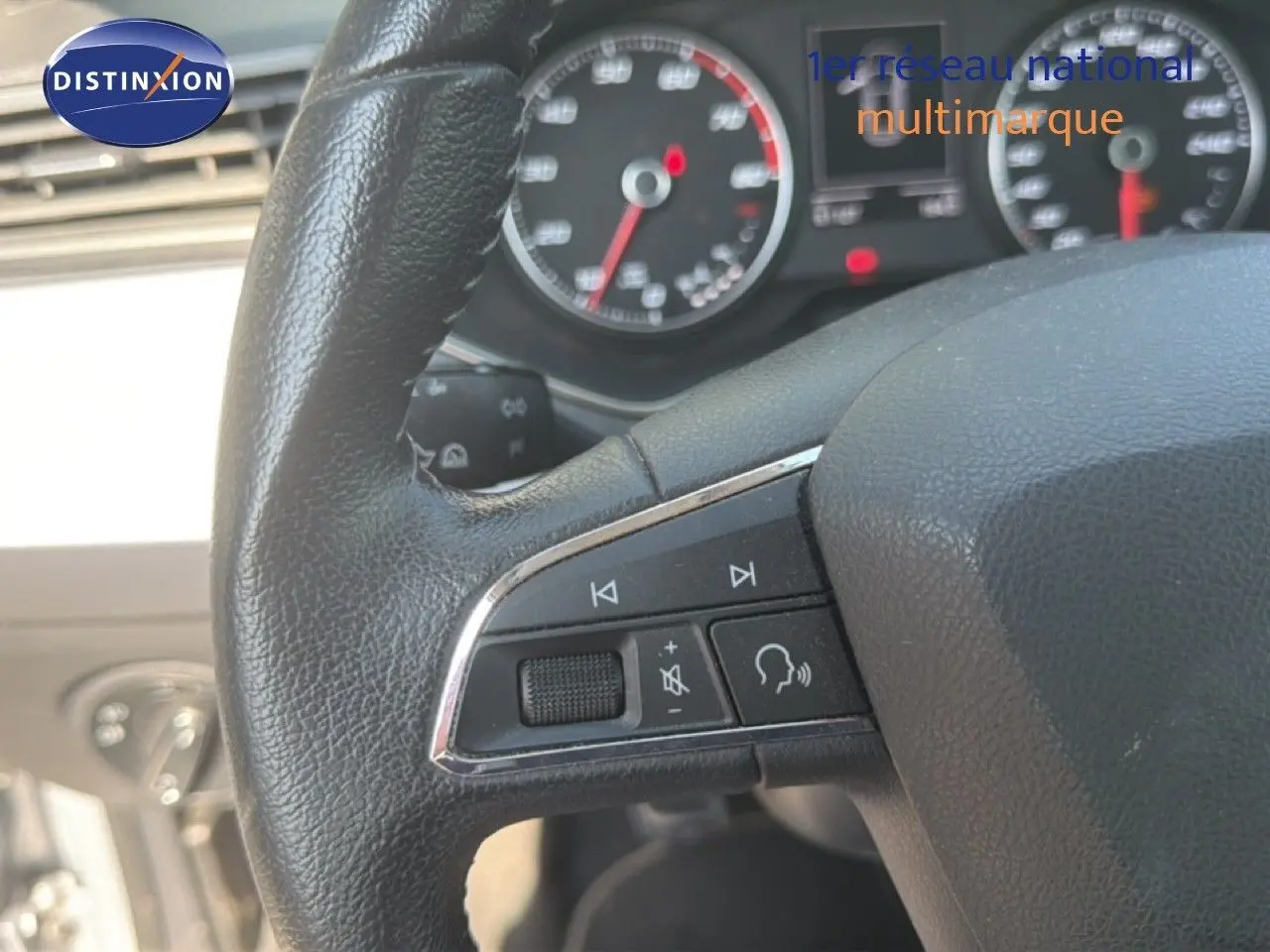 Gros plan sur le volant et le tableau de bord du SEAT Arona 2018, avec commandes audio intégrées visibles.