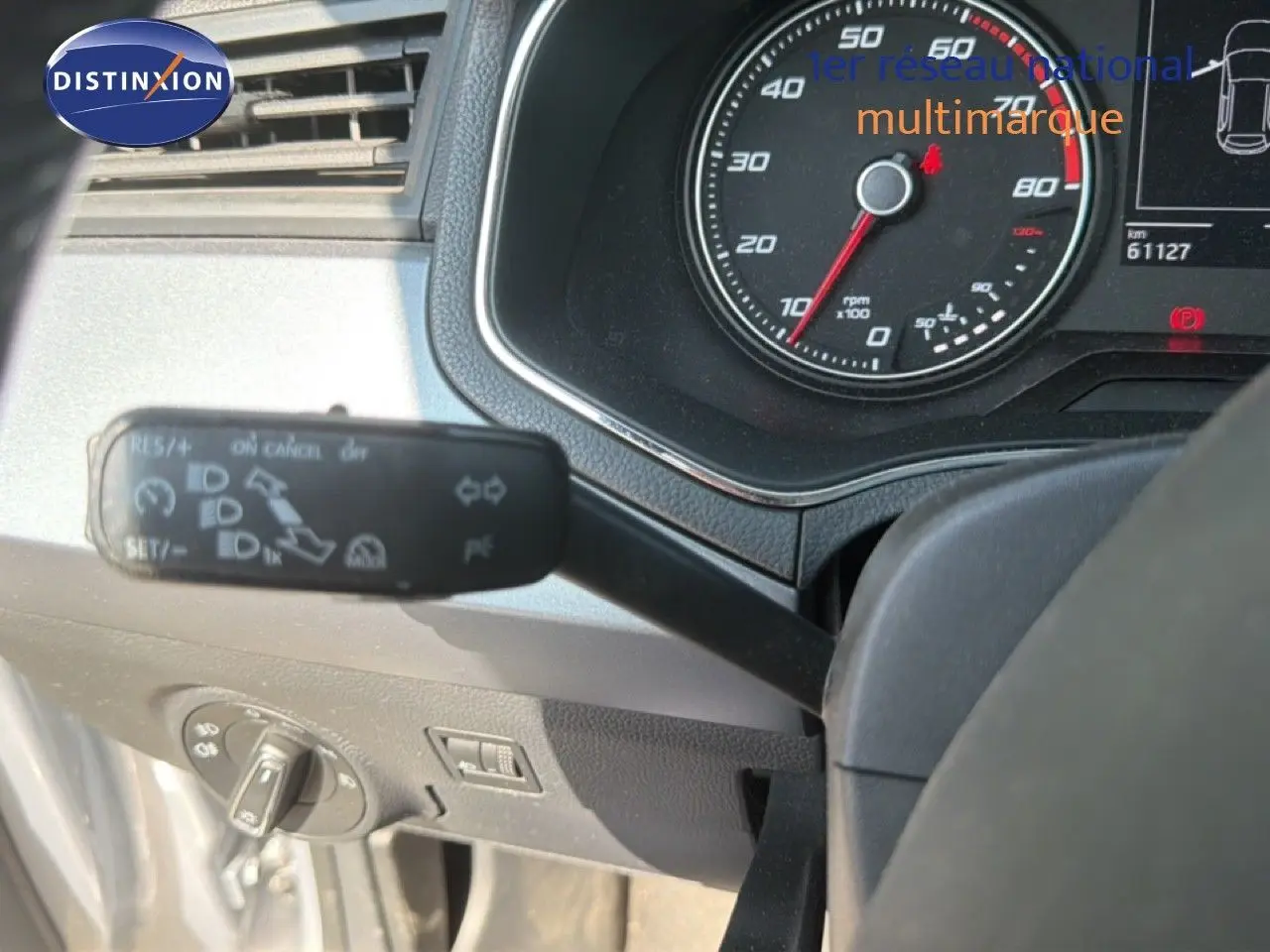 Détail du combiné d'instruments et du commodo de clignotants dans l'habitacle du SEAT Arona gris urbain.