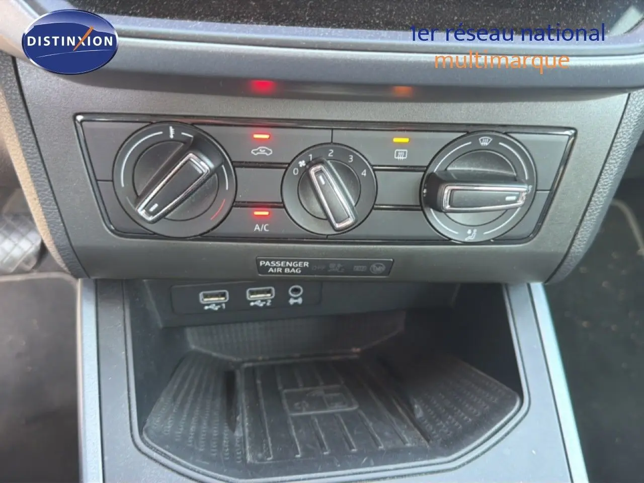 Vue rapprochée du tableau de bord de la SEAT Arona 2018, montrant les commandes de climatisation et ports USB.
