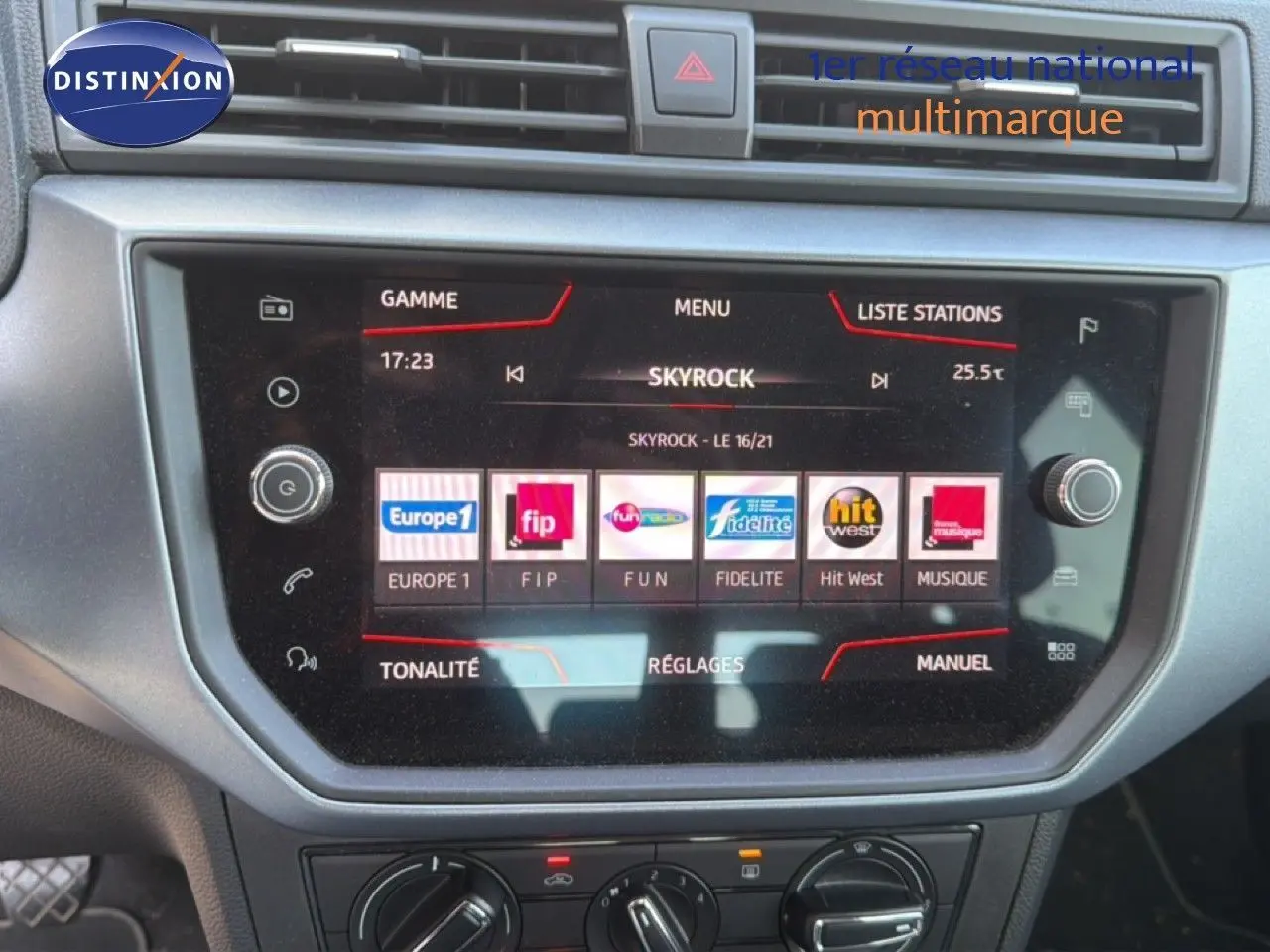 Vue rapprochée de l’écran multimédia central du SEAT Arona gris urbain avec toit noir, affichant les stations radio.