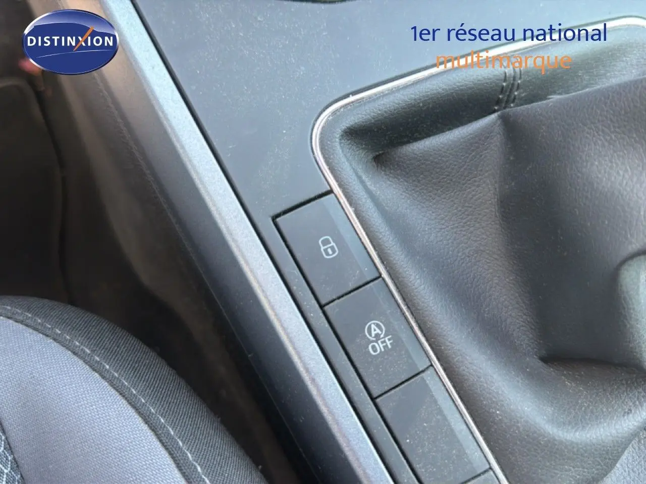 Gros plan sur la console centrale avec levier de vitesse et boutons de commande dans une SEAT Arona gris urbain.