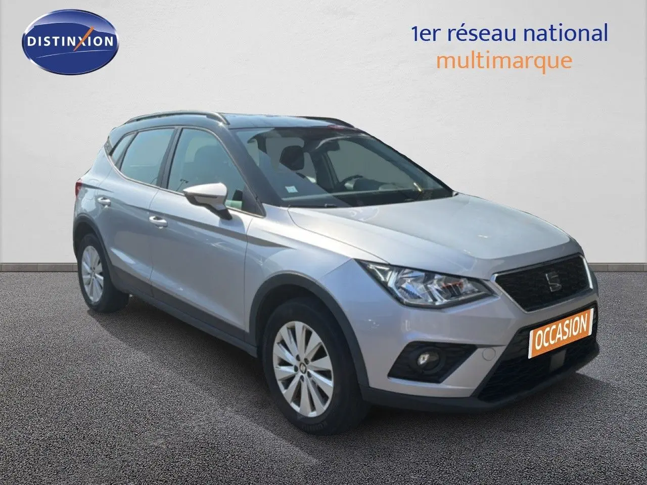 SEAT Arona gris urbain vue 3/4 avant côté gauche avec toit noir et plaques "OCCASION" visible.