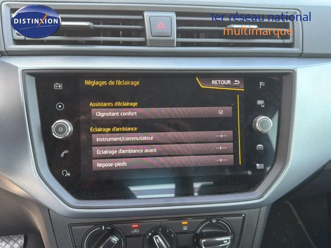 Vue rapprochée de l’écran tactile central du tableau de bord d’un SEAT Arona 2018, affichant les réglages d’éclairage.