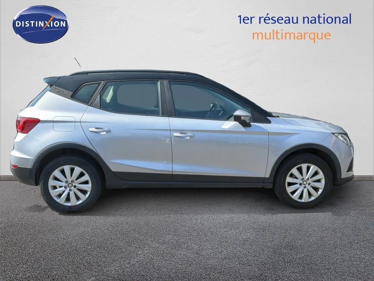 SEAT Arona gris urbain avec toit noir, vue profil gauche, SUV compact 5 portes de 2018.