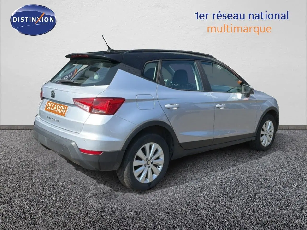 Vue 3/4 arrière droite d’un SEAT Arona gris urbain avec toit noir, modèle 2018, finition Style, en version essence 1.0 EcoTSI.