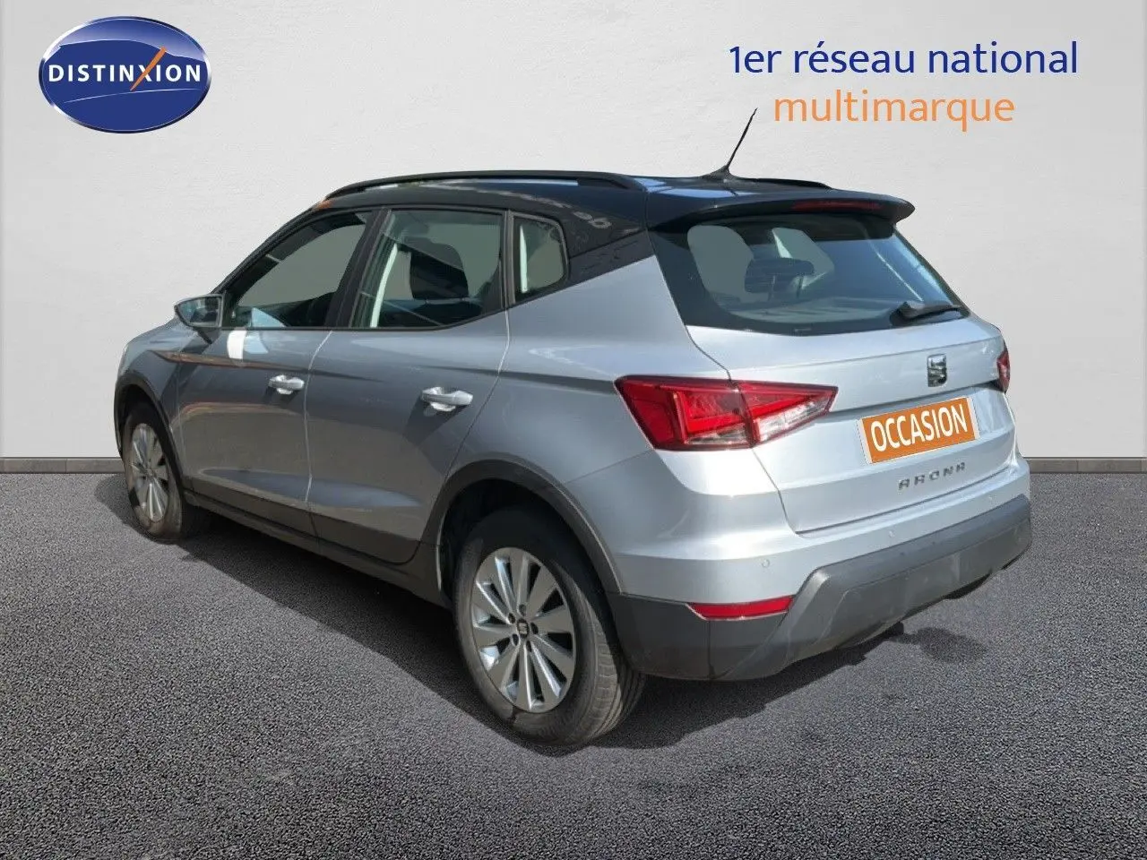 Vue 3/4 arrière droite d'un SEAT Arona gris urbain avec toit noir, modèle 2018, en version 5 portes.