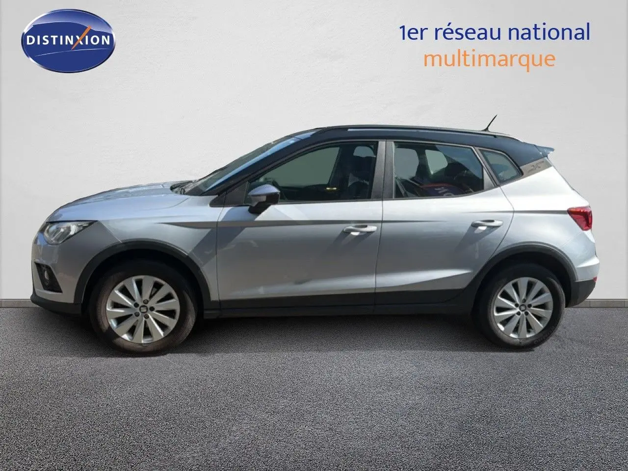Vue latérale droite d'un SEAT Arona gris urbain avec toit noir, profil compact et lignes dynamiques visibles.