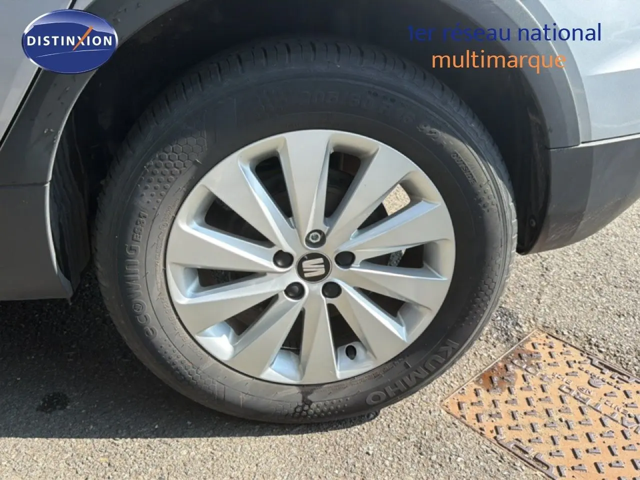 Gros plan sur la roue avant droite d'une SEAT Arona gris urbain avec jante alliage et pneu Kumho.