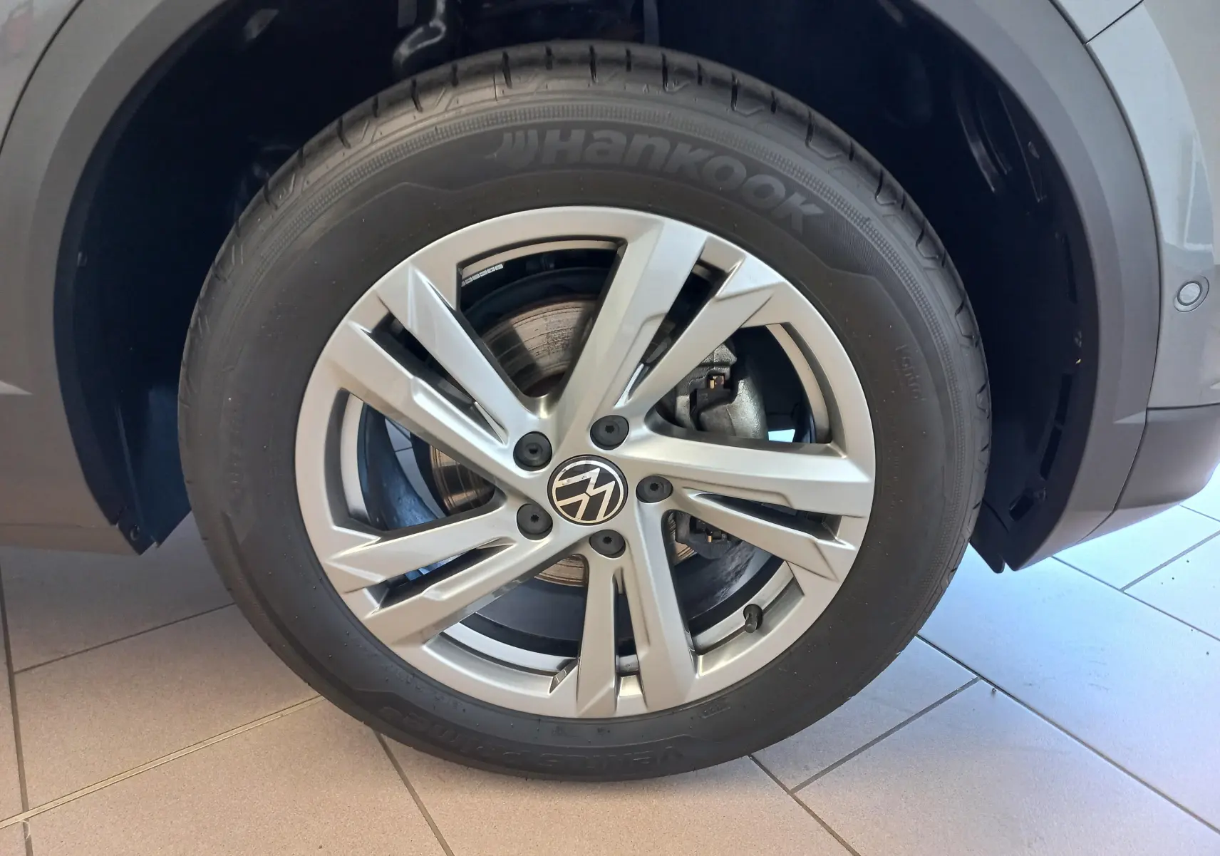 Gros plan sur la jante alliage 17 pouces Valencia et pneu Hankook du Volkswagen T-Roc Gris Indium, côté avant droit.