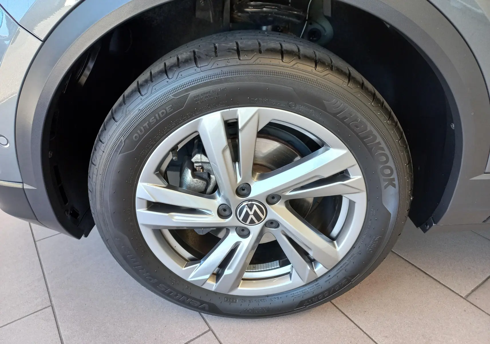 Gros plan sur la jante alliage 17 pouces Valencia et pneu Hankook du Volkswagen T-Roc gris Indium, côté avant droit.