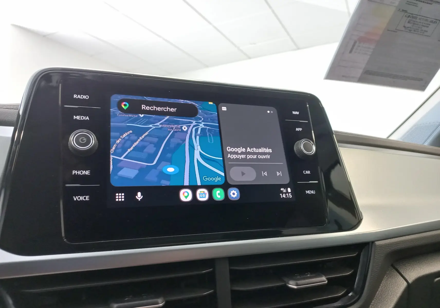 Écran tactile central du Volkswagen T-Roc 2025 affichant la navigation et Google Actualités, vue intérieure frontale.