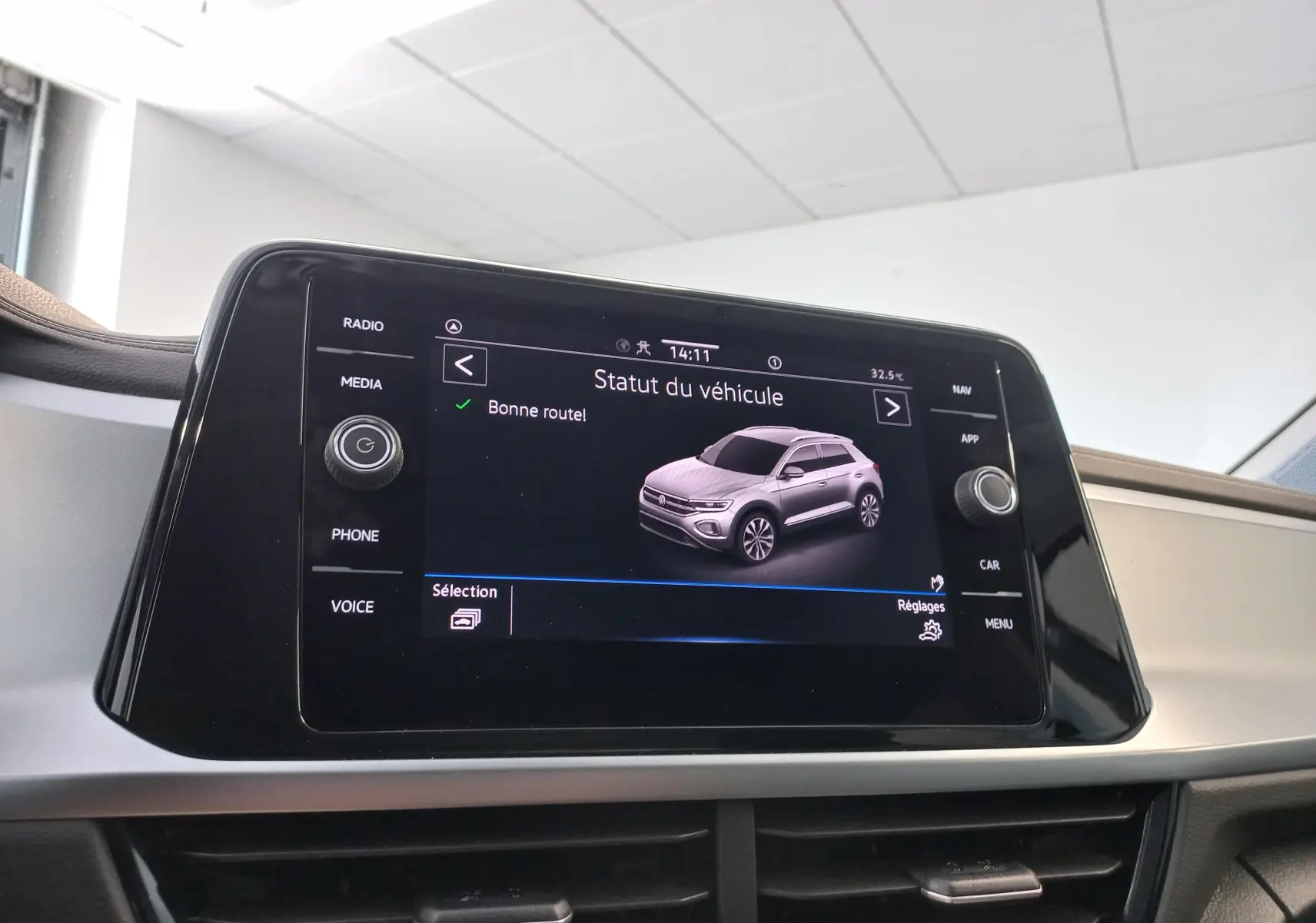 Écran tactile central affichant le statut du véhicule Volkswagen T-Roc avec illustration 3D du SUV gris Indium.