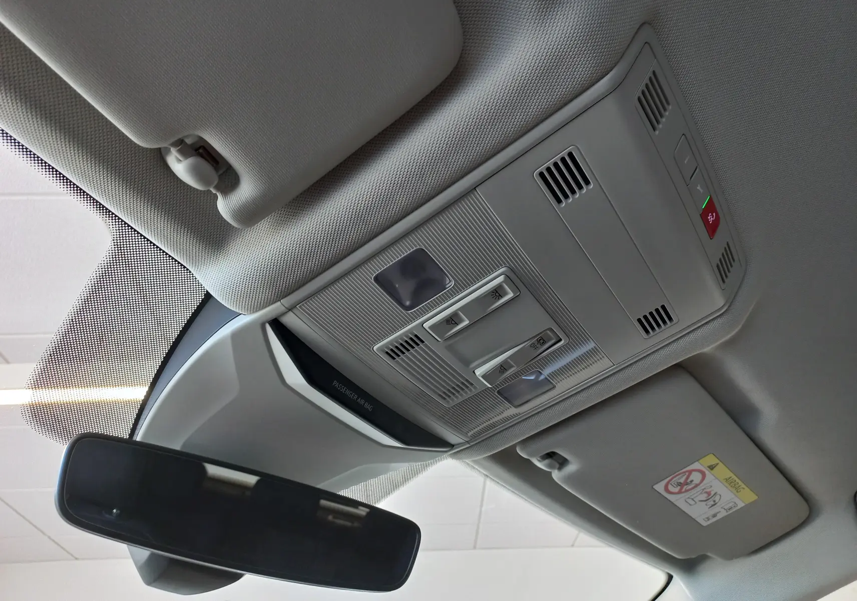 Plafonnier intérieur gris clair avec commandes de lumière et rétroviseur dans un Volkswagen T-Roc Gris Indium 2025.