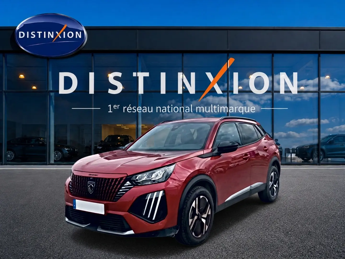 Peugeot 2008 rouge elixir vue 3/4 avant, avec calandre noire distinctive et jantes alu bicolores.