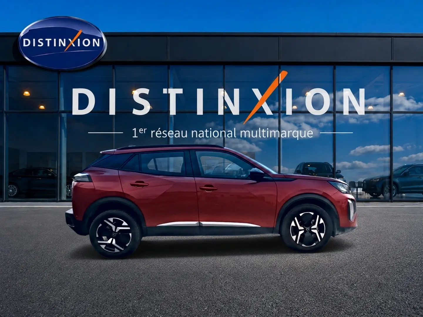 Peugeot 2008 1.2 100 Allure rouge Elixir vue de profil côté gauche devant une vitrine Distinxion.