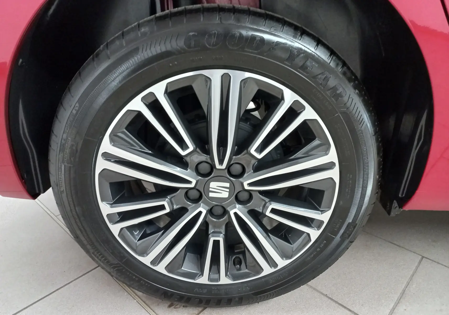 Gros plan sur la jante alliage bicolore et pneu Goodyear du SEAT Ibiza Rouge Désir, version 2025.