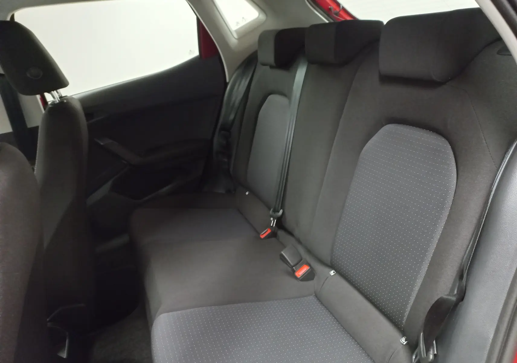 Vue intérieure côté droit des sièges arrière noirs de la SEAT IBIZA 1.0 TSI 95 COPA 2025 Rouge Désir.
