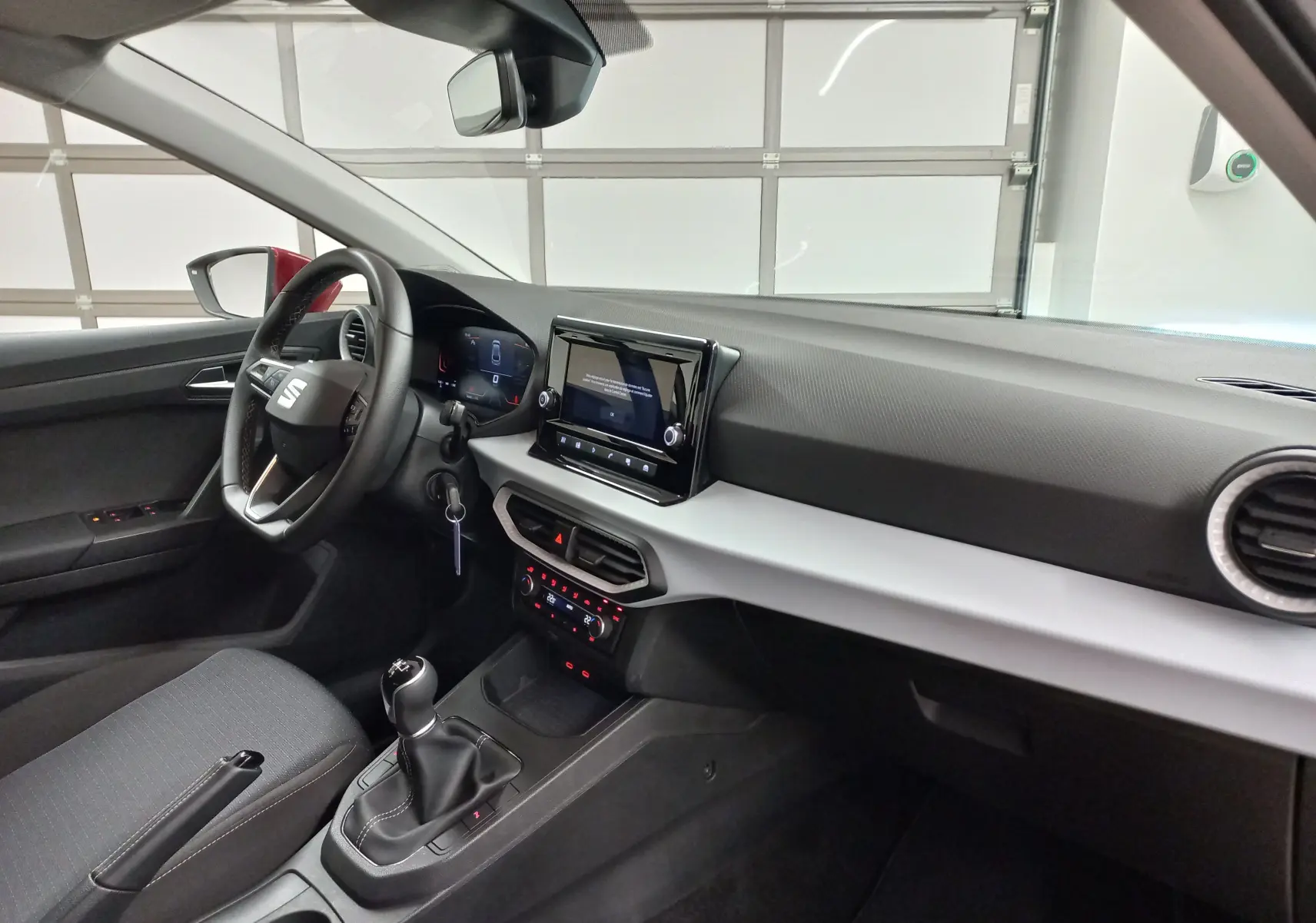 Intérieur de la SEAT Ibiza 1.0 TSI 95 Copa 2025 vu côté conducteur, tableau de bord moderne et levier de vitesse manuel.