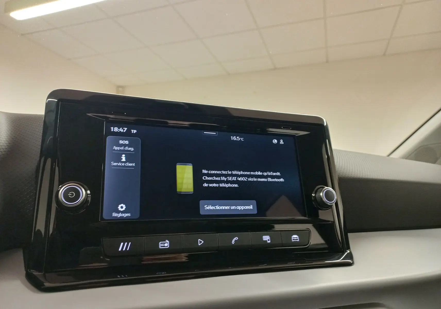 Vue rapprochée de l'écran tactile central du tableau de bord de la SEAT IBIZA 2025, affichant le menu Bluetooth.