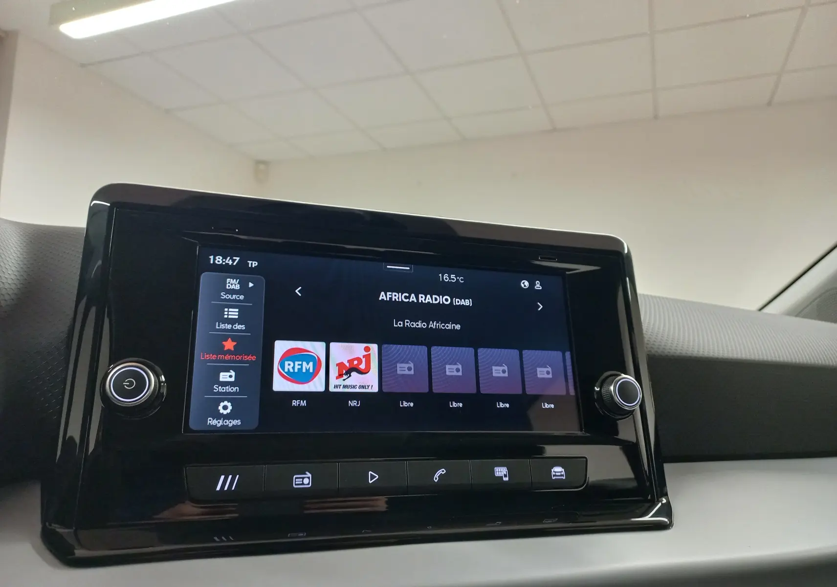 Écran tactile central de la SEAT IBIZA 2025 affichant les stations radio, dans un intérieur moderne gris et noir.