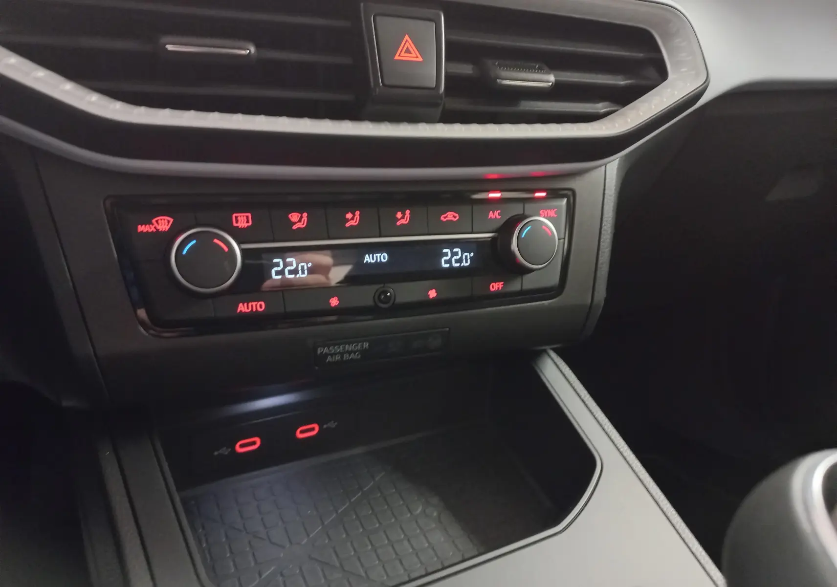 Détail du tableau de bord de la SEAT Ibiza 2025 montrant la console de climatisation digitale avec réglage à 22°C.
