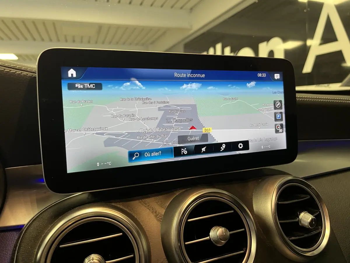 Écran de navigation MBUX affichant une carte, intégré au tableau de bord du Mercedes GLC gris de 2019.