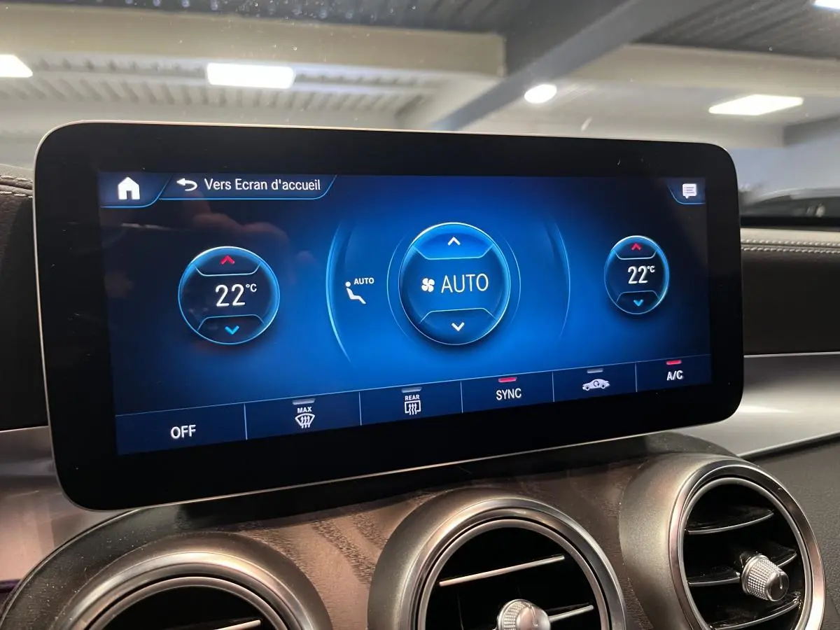 Écran tactile central de la climatisation automatique à 2 zones dans le tableau de bord du Mercedes GLC gris.