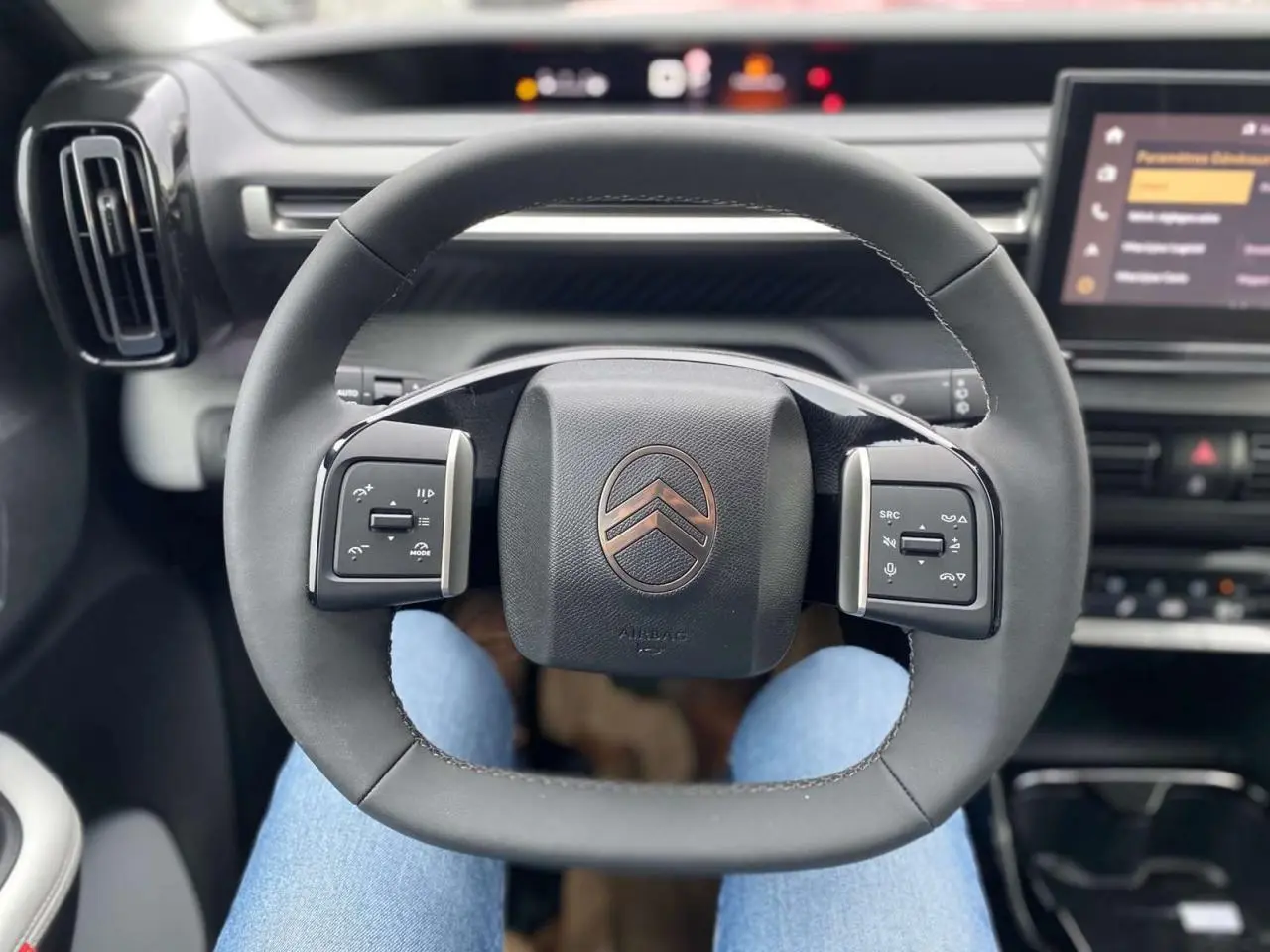 Volant multifonctions noir de Citroën C3 Aircross 2025, vue centrée depuis le siège conducteur avec tableau de bord en arrière-plan.