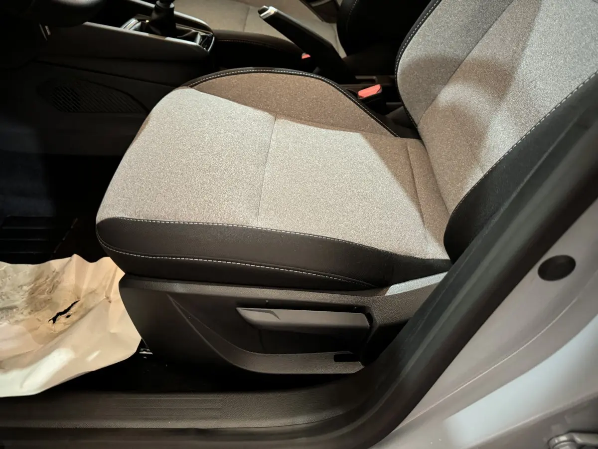 Gros plan sur le siège avant droit gris clair de la Renault Clio Evolution Blue dCi 100, intérieur sobre et tissu bicolore.